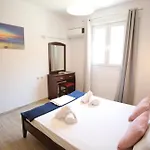 Cozy In City's Suburbs Апартаменты Лефкада