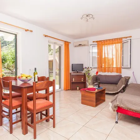 Cozy In City's Suburbs Apartament *